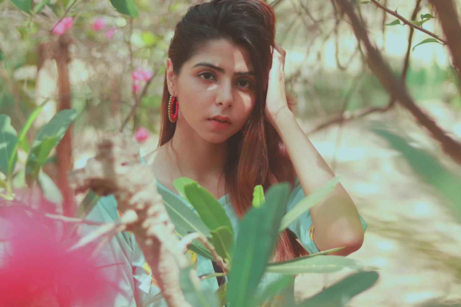 Estudiante practicando técnicas de corte en el aula de formación